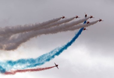 RAF Scampton hava gösterisi. 2017 yılı. Hughnshire 'da. İngiltere. Kraliyet Hava Kuvvetleri Aerobatik Takımı olarak da bilinen Kızıl Oklar Kraliyet Hava Kuvvetleri 'nin Scampton merkezli akrobasi ekspres takımıdır..