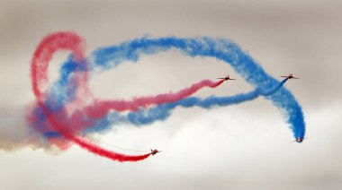 RAF Scampton hava gösterisi. 2017 yılı. Hughnshire 'da. İngiltere. Kraliyet Hava Kuvvetleri Aerobatik Takımı olarak da bilinen Kızıl Oklar Kraliyet Hava Kuvvetleri 'nin Scampton merkezli akrobasi ekspres takımıdır..