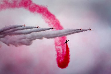 RAF Scampton hava gösterisi. 2017 yılı. Hughnshire 'da. İngiltere. Kraliyet Hava Kuvvetleri Aerobatik Takımı olarak da bilinen Kızıl Oklar Kraliyet Hava Kuvvetleri 'nin Scampton merkezli akrobasi ekspres takımıdır..