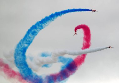 RAF Scampton hava gösterisi. 2017 yılı. Hughnshire 'da. İngiltere. Kraliyet Hava Kuvvetleri Aerobatik Takımı olarak da bilinen Kızıl Oklar Kraliyet Hava Kuvvetleri 'nin Scampton merkezli akrobasi ekspres takımıdır..