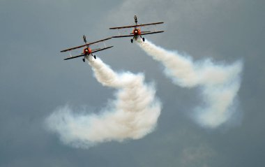 RAF Scampton hava gösterisi. 2017 yılı. Hughnshire 'da. İngiltere. AeroSuperBatics Wingwalker 'lar ilk olarak 1984' te Vic Norman tarafından kuruldu. 20 ülkede performans sergiledik ve Avrupa, Asya ve Ortadoğu boyunca düzenli ziyaretçileriz..