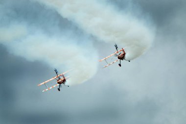 RAF Scampton hava gösterisi. 2017 yılı. Hughnshire 'da. İngiltere. AeroSuperBatics Wingwalker 'lar ilk olarak 1984' te Vic Norman tarafından kuruldu. 20 ülkede performans sergiledik ve Avrupa, Asya ve Ortadoğu boyunca düzenli ziyaretçileriz..