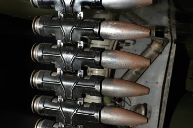 Modern yüksek performanslı jet silahı için bağlı kemerde 30 milimetrelik top mermileri..