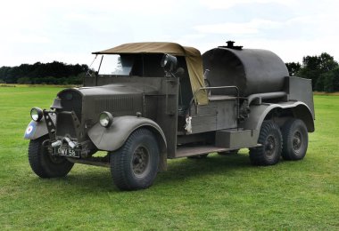 İkinci Dünya Savaşı uçak yakıt deposu. Havaalanlarında yakıt ikmali yapan bir kamyon kullanılmış..