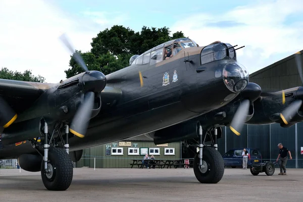 リンカーンシャー航空遺産博物館は1940年代のイギリス空軍ランカスター爆撃機飛行場を基にしている ランカスター機の修理中のジェーンだ イギリスのイースト カークビー — ストック写真