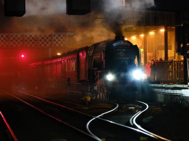 Lincoln Tren İstasyonu 'nun gece yarısı peronunda buharlı trenle. İngiltere.