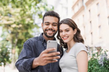 Akıllı telefon kullanan genç ve güzel turistler.