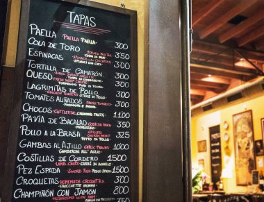 Seville, İspanya - 24 Nisan: Tapas Bar Lokantası Sevilla Tarih Merkezi 'nde 24 Nisan 2017, Seville, Endülüs, İspanya.