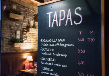 Seville, İspanya - 24 Nisan: Tapas Bar Lokantası Sevilla Tarih Merkezi 'nde 24 Nisan 2017, Seville, Endülüs, İspanya.