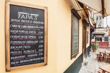 Seville, İspanya - 24 Nisan: Tapas Bar Lokantası Sevilla Tarih Merkezi 'nde 24 Nisan 2017, Seville, Endülüs, İspanya.