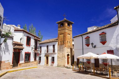 Endülüs 'ün ünlü beyaz köylerinden (Pueblos Blancos) biri olan Ronda köyüne bakınız.