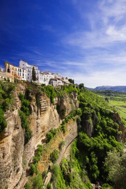 Endülüs 'ün ünlü beyaz köylerinden (Pueblos Blancos) biri olan Ronda köyüne bakınız.