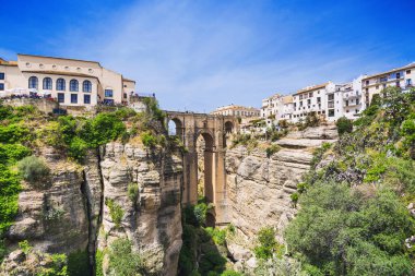 Endülüs 'ün ünlü beyaz köylerinden (Pueblos Blancos) biri olan Ronda köyüne bakınız.