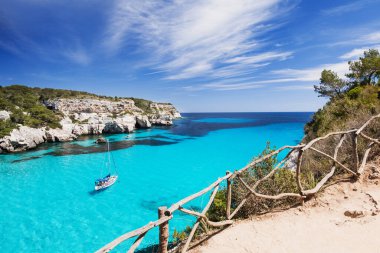 İspanya 'nın Menorca adasında yelkenli yatı olan güzel bir sahil. Yatçılık, seyahat ve aktif yaşam tarzı konsepti