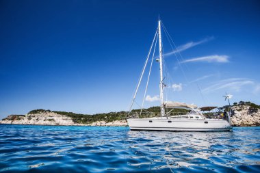 İspanya 'nın Menorca adasında yelkenli yatı olan güzel bir sahil. Yatçılık, seyahat ve aktif yaşam tarzı konsepti