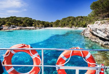 İspanya 'nın Menorca adasında yelkenli yatı olan güzel bir sahil. Yatçılık, seyahat ve aktif yaşam tarzı konsepti
