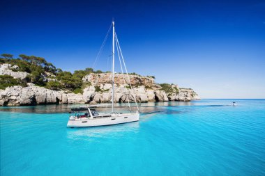 İspanya 'nın Menorca adasında yelkenli yatı olan güzel bir sahil. Yatçılık, seyahat ve aktif yaşam tarzı konsepti