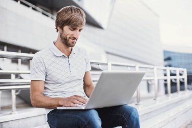 genç adam laptop ile çalışma