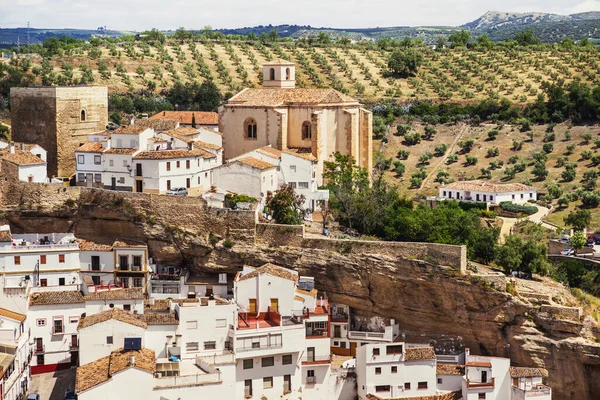 Endülüs, İspanya 'nın en güzel beyaz köylerinden biri olan Setenil de las Bodegas köyü manzaralı.