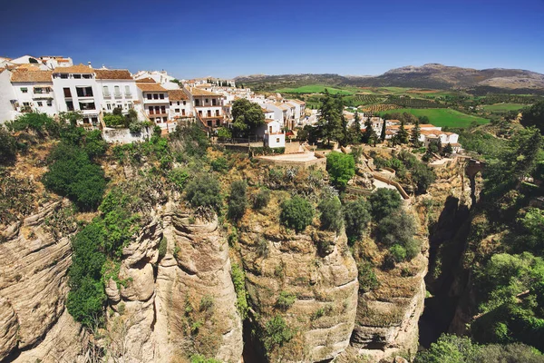 Endülüs 'ün ünlü beyaz köylerinden (Pueblos Blancos) biri olan Ronda köyüne bakınız.