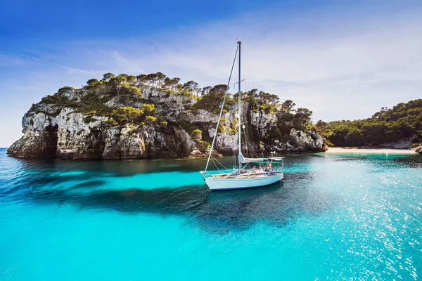 Krásná Pláž Plachetnicí Ostrov Menorca Španělsko Jachting Cestování Aktivní Životní — Stock fotografie