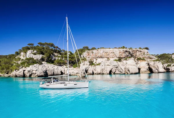 Gyönyörű Strand Vitorlás Jachttal Menorca Sziget Spanyolország Hajózás Utazás Aktív — Stock Fotó