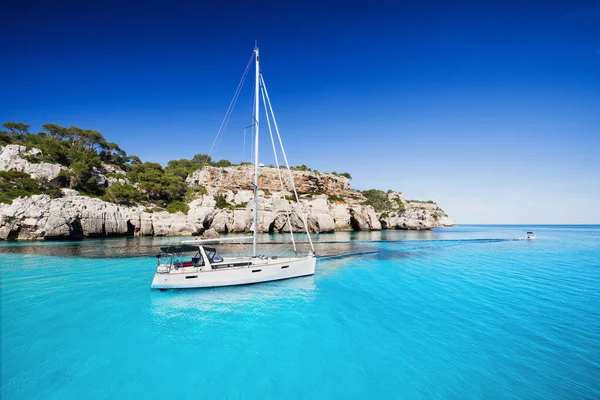 Praia Bonita Com Veleiro Iate Ilha Menorca Espanha Yachting Viagens — Fotografia de Stock