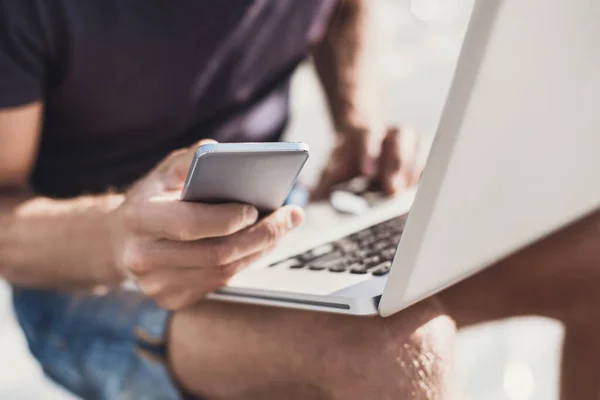 Jovem Com Smartphone Trabalhando Laptop — Fotografia de Stock