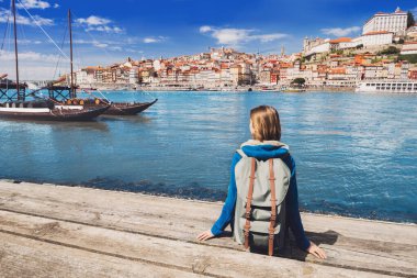 Kadın şehre bakıyor ve Vila Nova de Gaia ile Douro nehri, Portekiz