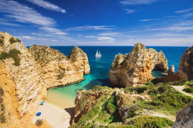 Portekiz 'in Algarve bölgesindeki Lagos kasabası yakınlarındaki körfezde tekne var.