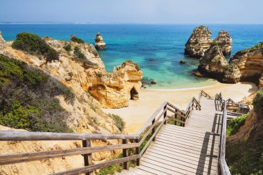 Güzel bir plaj Praia için ahşap yaya köprüsü yapmak Portekiz algarve bölgesinde Lagos yakınındaki Camilo