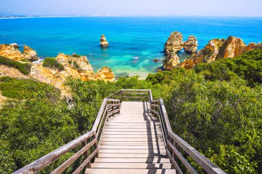 Güzel bir plaj Praia için ahşap yaya köprüsü yapmak Portekiz algarve bölgesinde Lagos yakınındaki Camilo