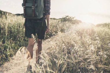 Sırt çantalı genç bir kadın. 