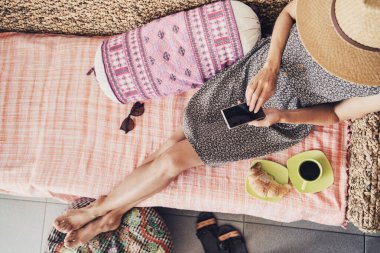 Akıllı telefon kullanan genç bir kadın.