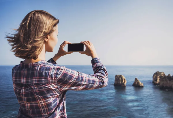 Vrouw Neemt Foto Van Baai Bij Lagos Stad Algarve Regio — Stockfoto