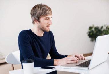 genç işadamı laptop kullanma office