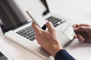genç adam alışveriş online 