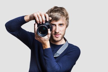 Kameralı genç yakışıklı fotoğrafçı. 