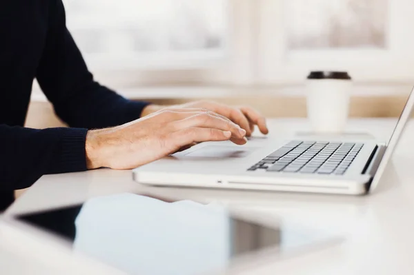 Junger Mann Arbeitet Mit Laptop — Stockfoto