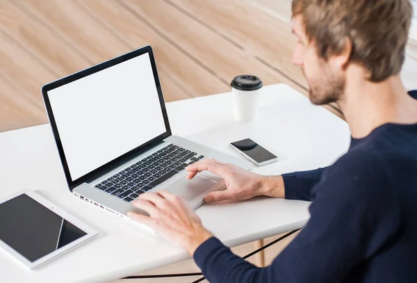 Jovem Trabalhando Com Laptop Escritório — Fotografia de Stock