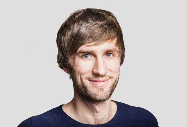 Jovem Bonito Homem Posando Estúdio — Fotografia de Stock