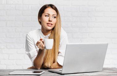 Ofiste çalışan genç ve güzel bir iş kadını.