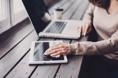 Ofiste tablet kullanan genç ve güzel bir iş kadını. 