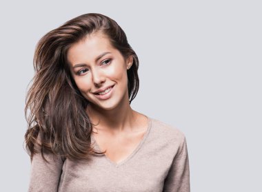 Stüdyoda poz veren güzel bir kadın.