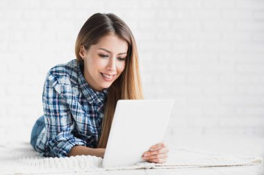 Tabletle çalışan güzel bir kadın.