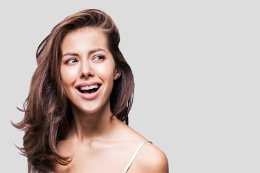 Stüdyoda poz veren güzel bir kadın.