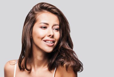 Stüdyoda poz veren güzel bir kadın.