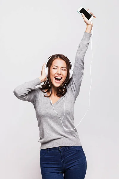 Jovem Bela Mulher Ouvindo Música Estúdio — Fotografia de Stock