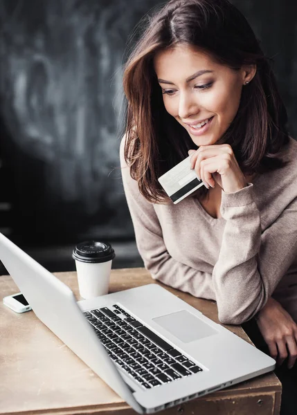 Joven Hermosa Mujer Negocios Compras Línea Oficina —  Fotos de Stock