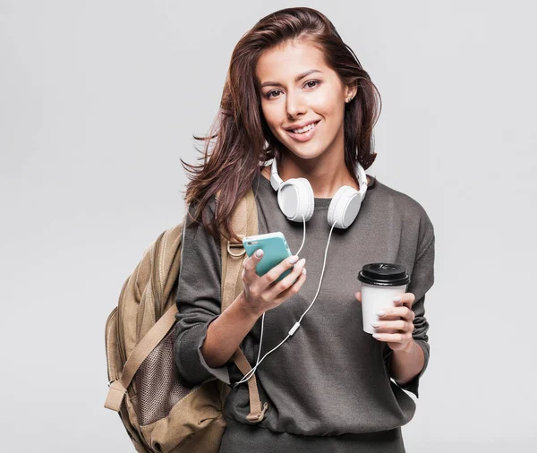 Mladá Krásná Žena Batohem Drží Smartphone Šálek Kávy — Stock fotografie